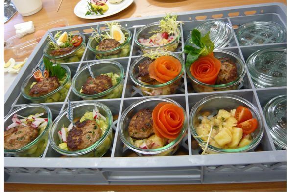 Fleischpflanzl mit Kartoffelsalat im Glas